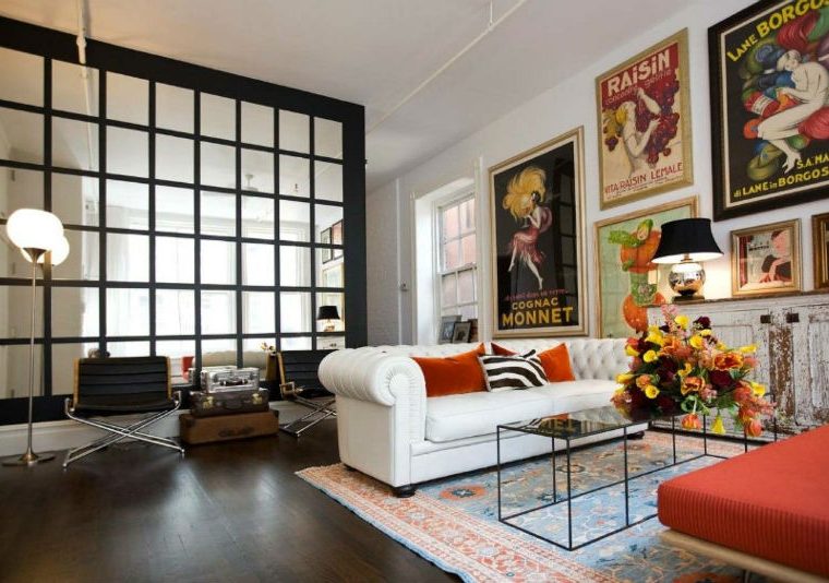 Μικρά κομμάτια καθρέφτη επάνω σε ένα μαύρο τοίχο