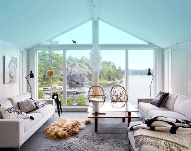Σπίτι σε λίμνη σε Σκανδιναβικό στυλ
