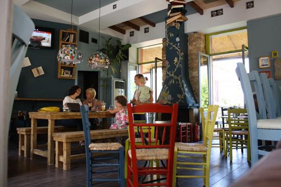 rdeco_11plus11_cafe_kyparissia