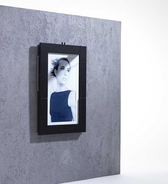 Και τραπέζι και κορνίζα