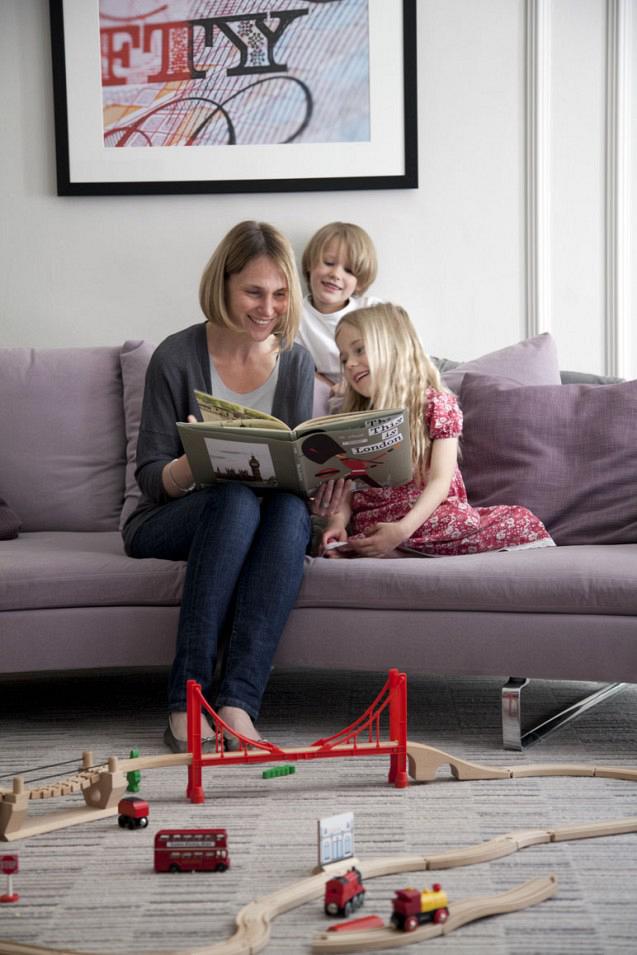 rdeco_chic-living-room-mum-reading-to-kids