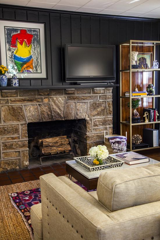 rdeco_Gentlemans-Bachelor-Pad-by-Design-Manifest-black-wall-with-gold-wood-etagere