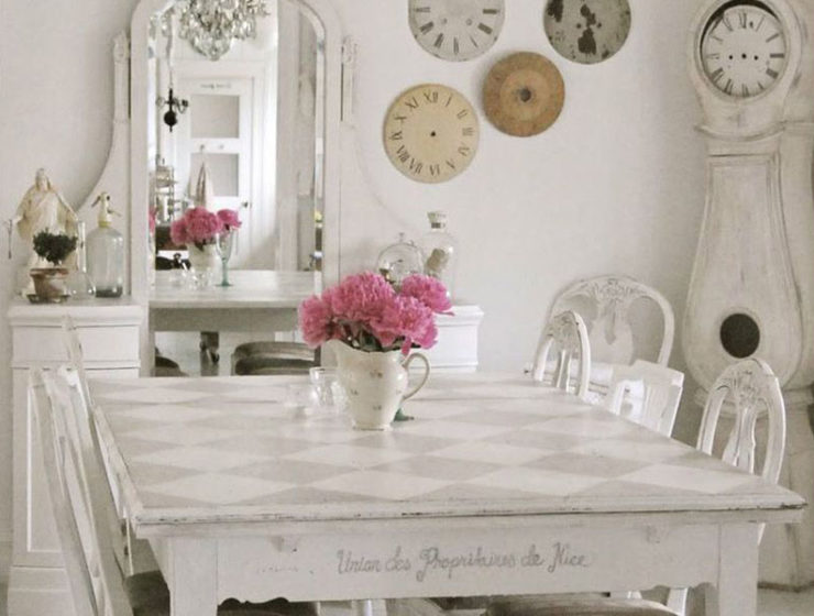 Rdeco σπίτι στα λευκά