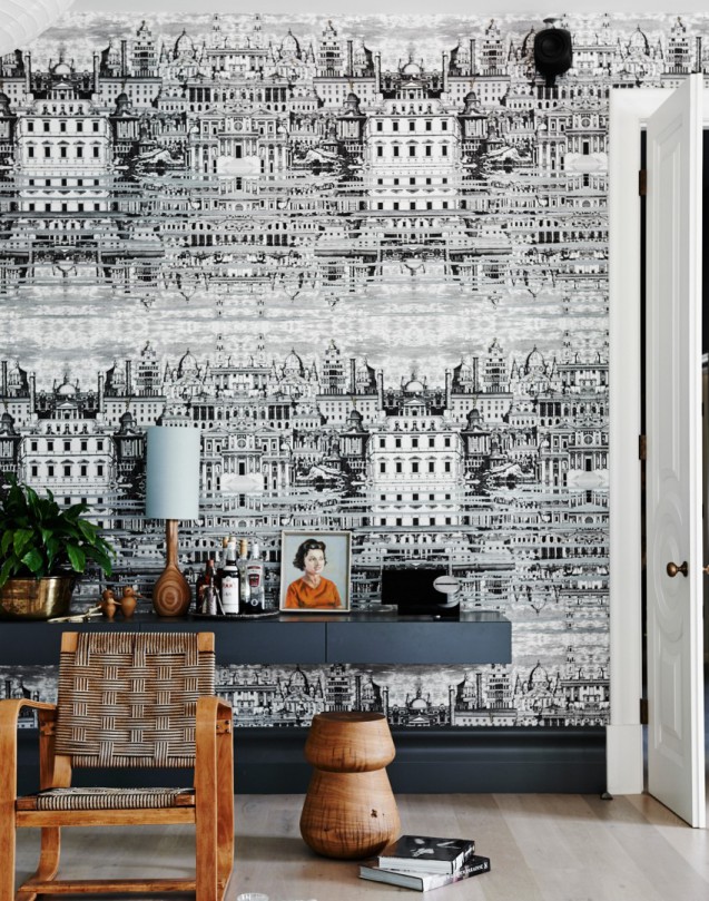 rdeco_Black-and-white-hallway-with-console-table