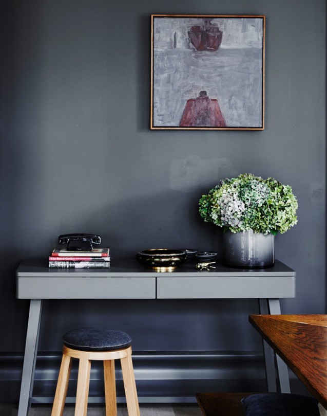 rdeco_Grey-hallway-with-console-bench